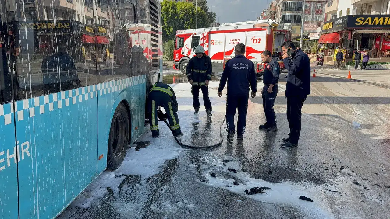 Antalya Gülveren'de Halk Otobüsü Alevlere Teslim Oldu 9